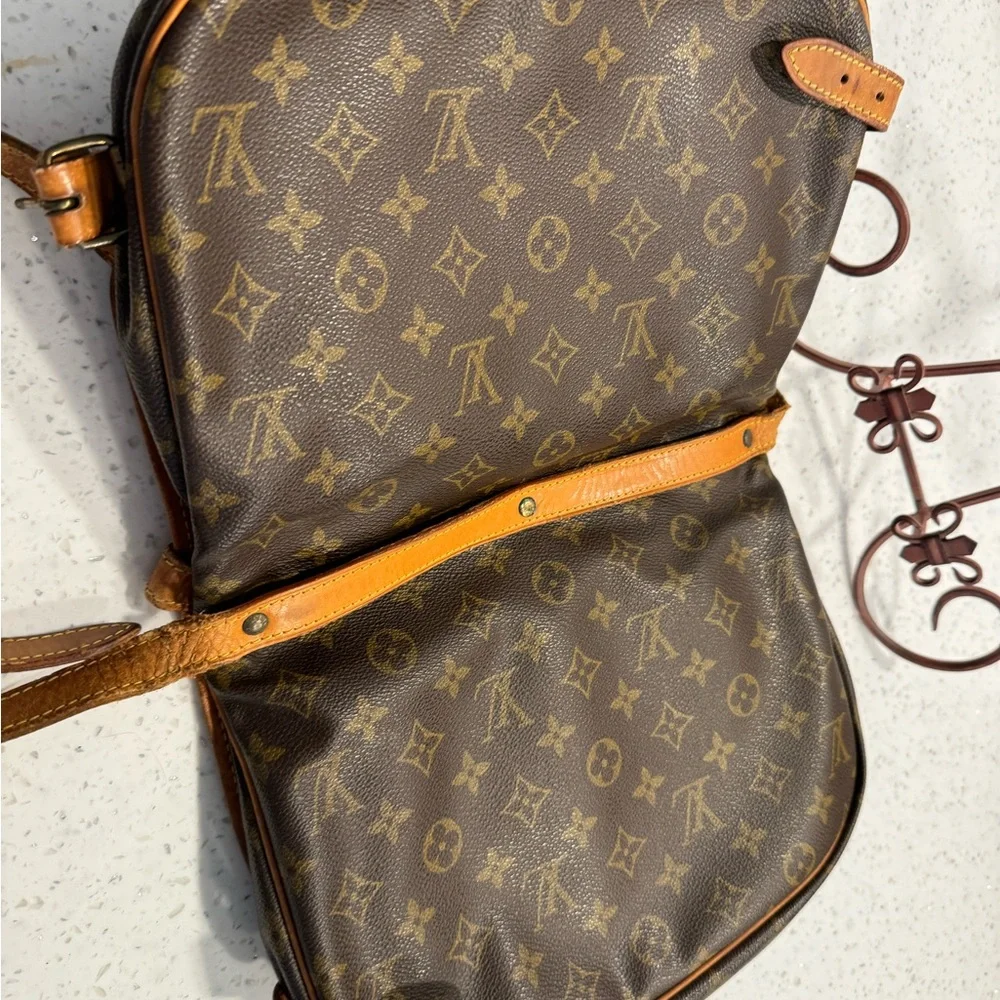 Louis Vuitton Purse - Picture 7 of 13